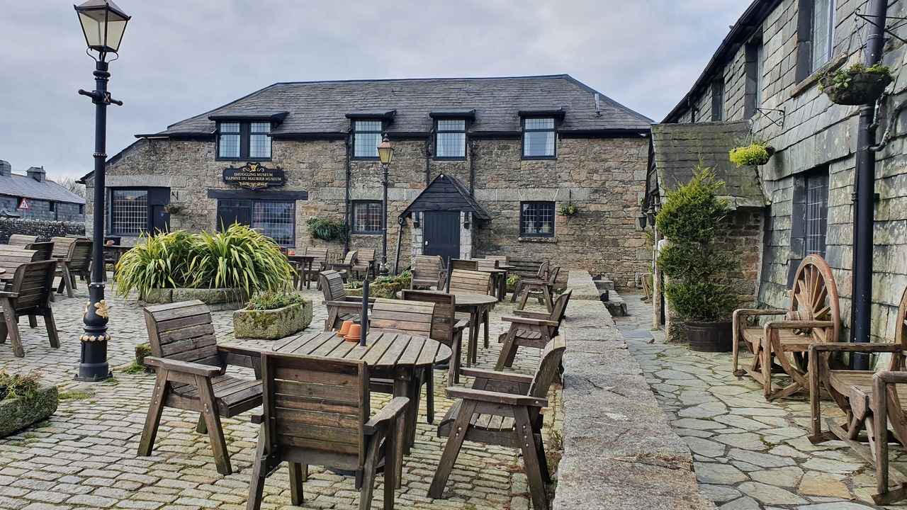 courtyard Jamaica Inn cornwall pirate tables cobbles 1662086 pxhere.com