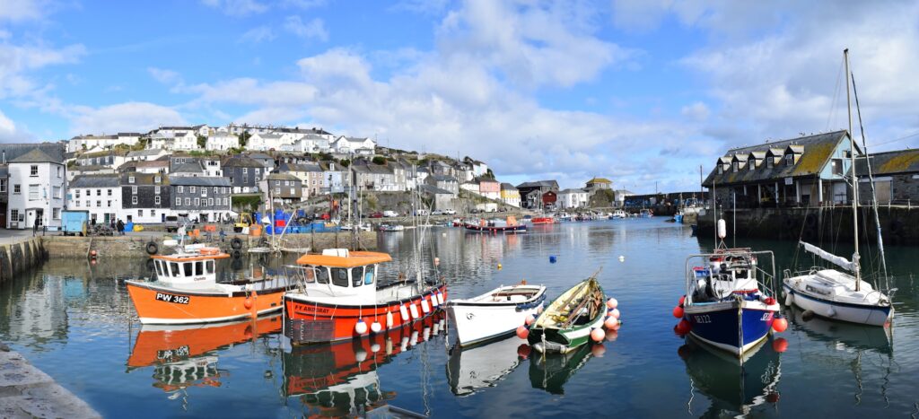 darren tolley r1TJq QqQ8k unsplash mevagissy harbour